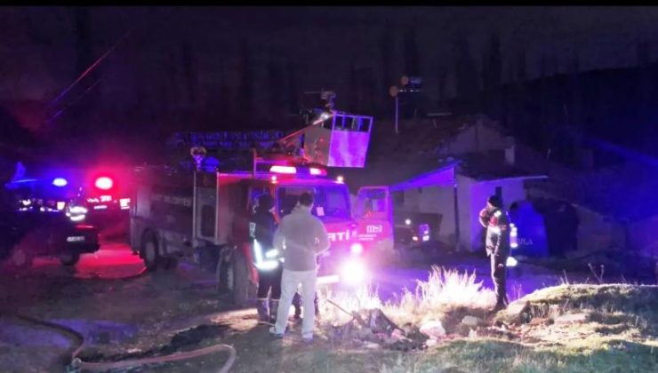 Ahşap evde çıkan yangın korkuttu