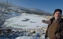 Buz tutan gölet köylüleri şaşırttı