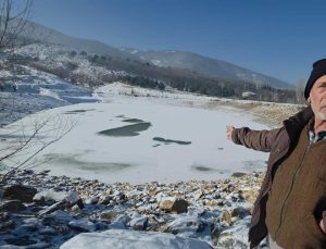 Buz tutan gölet köylüleri şaşırttı