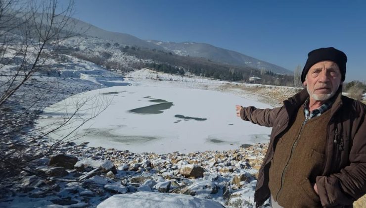 Buz tutan gölet köylüleri şaşırttı