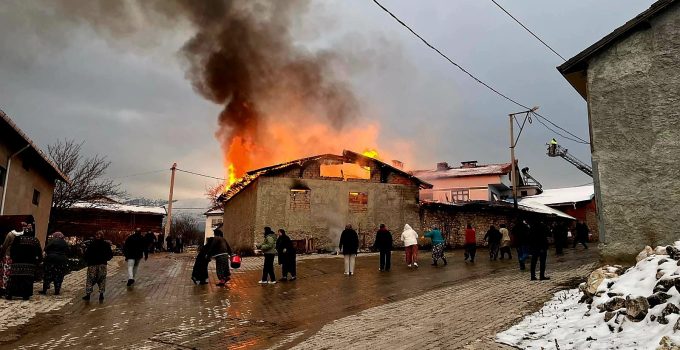 Ahır yangını paniğe neden oldu