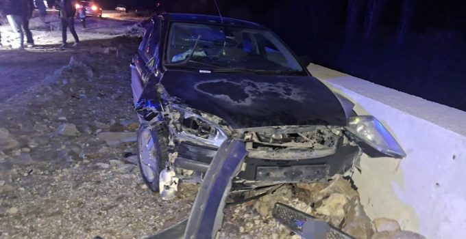 Otomobil önce motosiklete sonra istinat duvarına çarptı: 2 yaralı