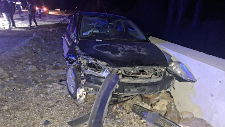 Otomobil önce motosiklete sonra istinat duvarına çarptı: 2 yaralı