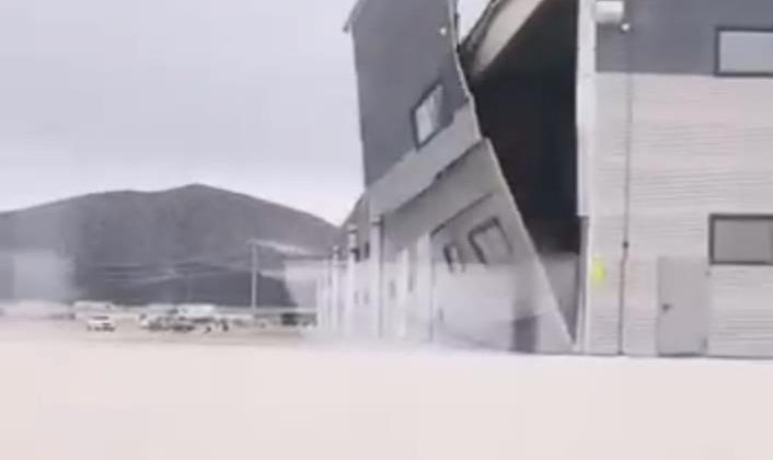 Şiddetli rüzgar fabrika duvarını yıktı