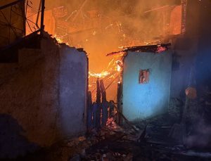 Korkutan yangında 1 ev kullanılamaz hale geldi