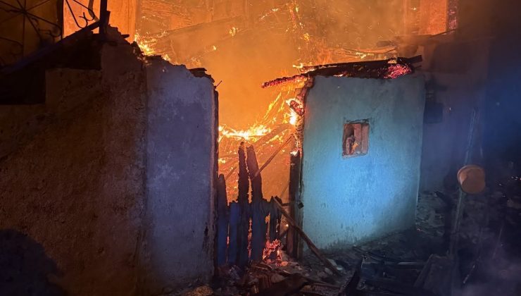 Korkutan yangında 1 ev kullanılamaz hale geldi