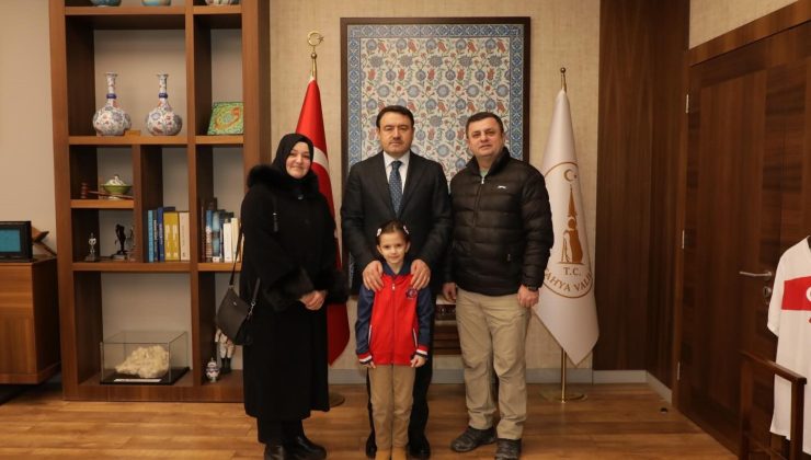 Vali Işın, minik Havva ve ailesini makamında ağırladı