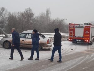 Kontrolden çıkan otomobil karşı şeride geçti: 3 yaralı