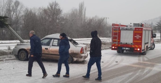 Kontrolden çıkan otomobil karşı şeride geçti: 3 yaralı