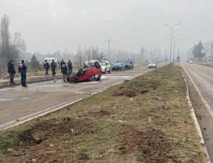 Refüjdeki ağaca çarpan otomobil takla attı: 1 yaralı