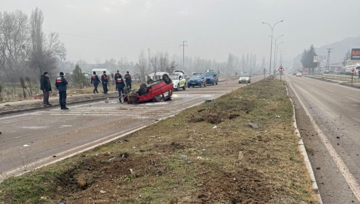Refüjdeki ağaca çarpan otomobil takla attı: 1 yaralı