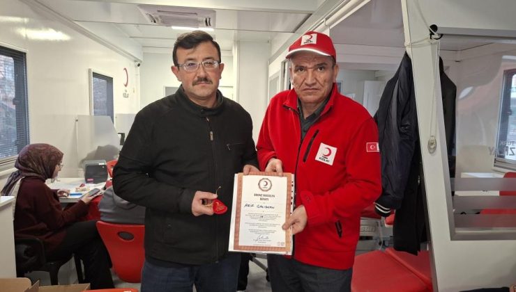 Düzenli bağışçıya onur ödülü: 15 kez can oldu