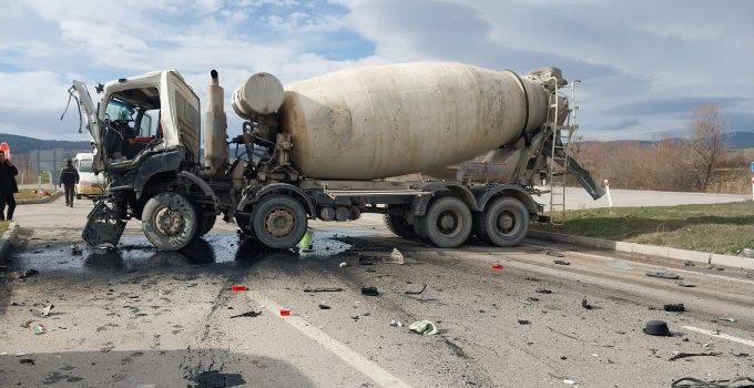 İki beton mikseri çarpıştı: 2 yaralı