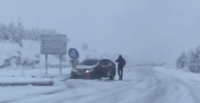 Kar yağışı sürücülere zor anlar yaşattı