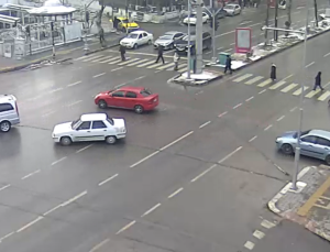 Kütahya caddelerinde Türkiye’nin en yaşlı otomobilleri geziyor