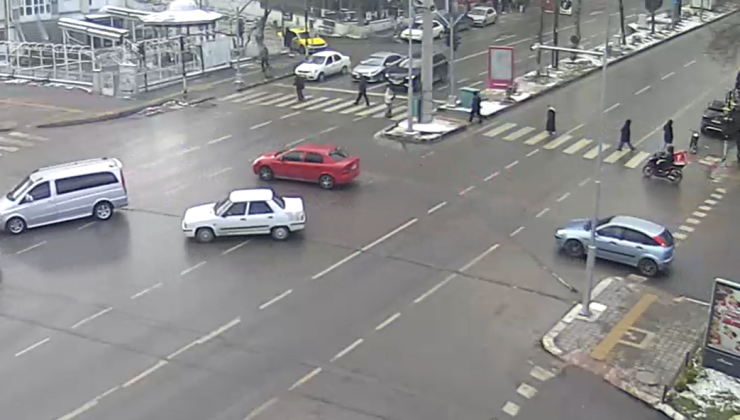 Kütahya caddelerinde Türkiye’nin en yaşlı otomobilleri geziyor