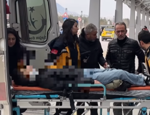 Yolun karşısına geçmek isteyen gence otomobil çarptı