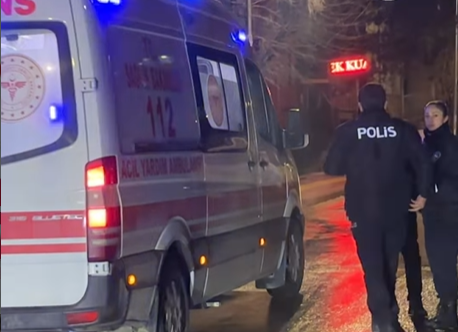 Kaldırımda hareketsiz bulunan vatandaş hastaneye kaldırıldı