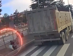 Kamyonun altında kalmaktan son anda kurtuldular!  Bakan Yerlikaya’dan Kütahya’daki görüntülere tepki