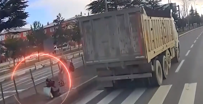 Kamyonun altında kalmaktan son anda kurtuldular!  Bakan Yerlikaya’dan Kütahya’daki görüntülere tepki