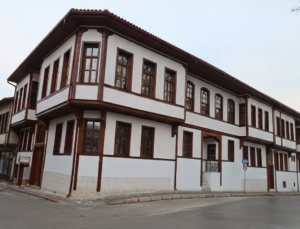 Metruk konaklar yeniden hayat buldu