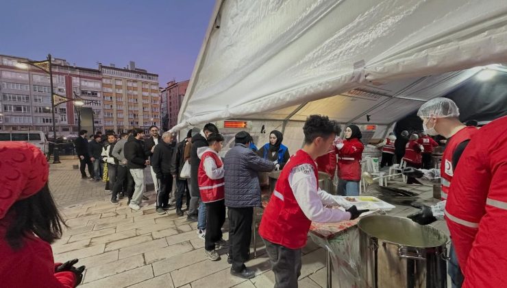 Zafer Meydanı’nda her gün bin 500 kişiye iftar