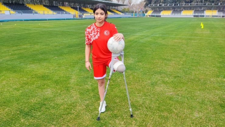 Kütahyalı itfaiyecilerin enkazdan çıkardığı Tuğba futbolla hayata tutundu