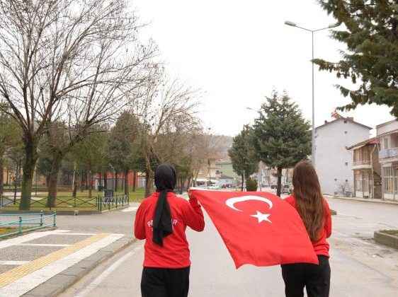 Genç sporculardan bayrağa saygı koşusu