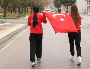 Genç sporculardan bayrağa saygı koşusu