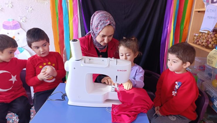 Minik öğrenciler kendi elleriyle Türk bayrağı dikti