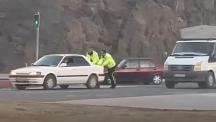 Yolda kalan sürücünün imdadına polisler yetişti
