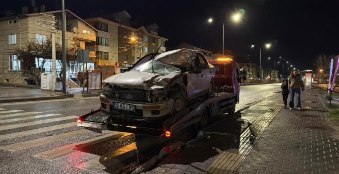 Tıra çarpan genç sürücü otomobilde sıkıştı