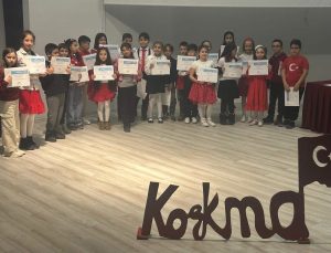 İstiklâl Marşı’nı coşkuyla okuyan minikler alkış topladı