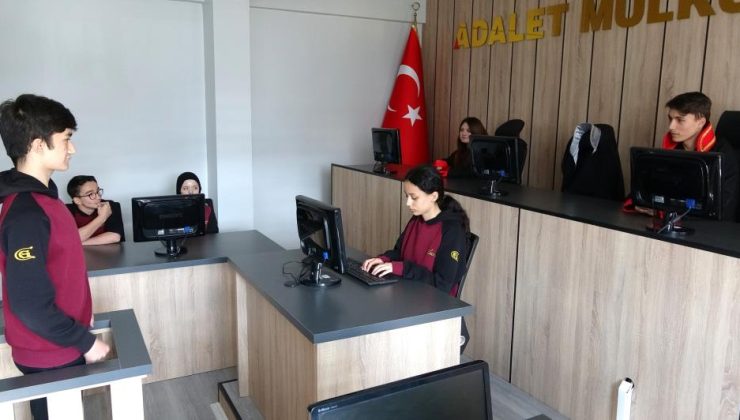Öğrenciler için duruşma salonu kuruldu