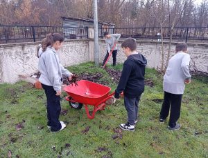 Okul bahçesindeki atıklar organik gübre olacak