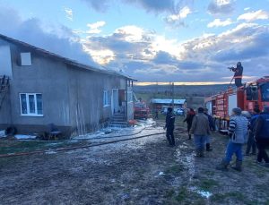 Çatı yangını kısa sürede söndürüldü