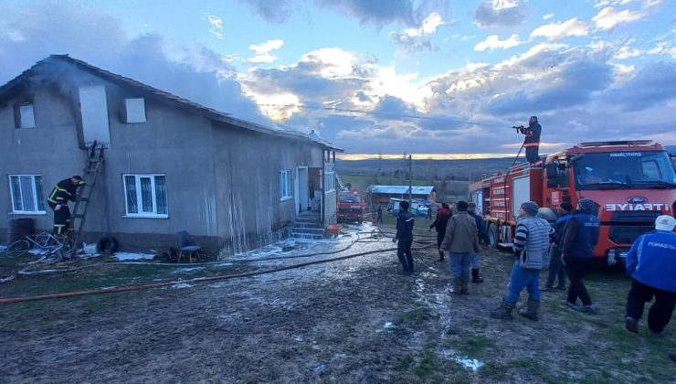 Çatı yangını kısa sürede söndürüldü