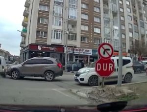 Kavşaktaki kaza saniye saniye kaydedildi! 3 araçta maddi hasar oluştu