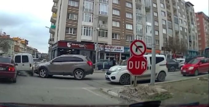 Kavşaktaki kaza saniye saniye kaydedildi! 3 araçta maddi hasar oluştu