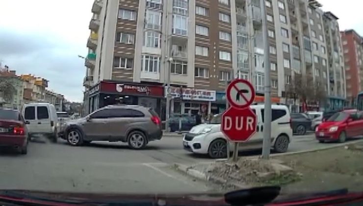 Kavşaktaki kaza saniye saniye kaydedildi! 3 araçta maddi hasar oluştu