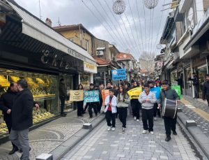 Öğrencilerin Ramazan sevinci sokaklara taştı