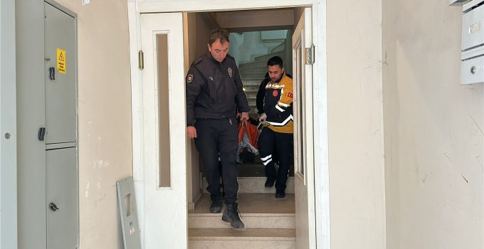 Dağınık ev kavgaya neden oldu: 1 kişi bıçakla yaralandı