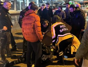 Vatandaşlar yaralı motokuryeye kartonla siper oldu