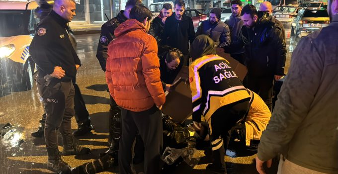 Vatandaşlar yaralı motokuryeye kartonla siper oldu