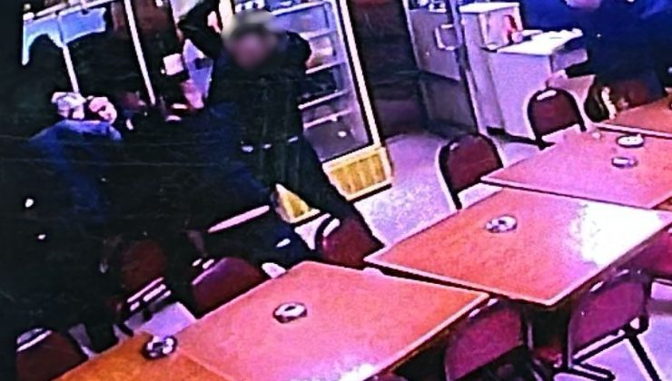 SONDAKİKA – Çay evinde dehşet anları: Sırtından bıçaklandı