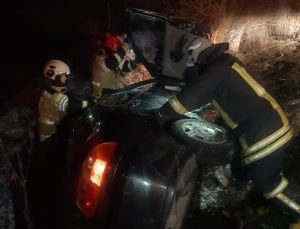 Otomobil tarlaya uçtu: Kazazedeleri vatandaşlar kurtardı