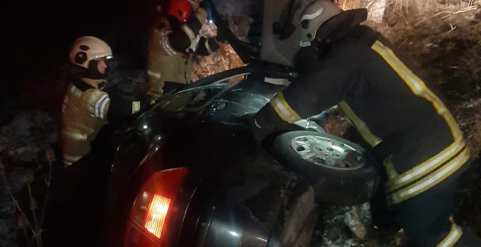 Otomobil tarlaya uçtu: Kazazedeleri vatandaşlar kurtardı