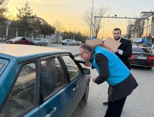 Milletvekilleri trafikte iftariyelik dağıttı