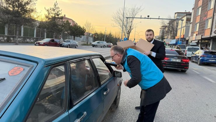Milletvekilleri trafikte iftariyelik dağıttı