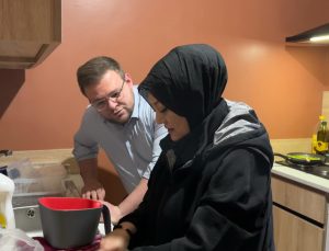 Başkan Erenler öğrenci evinde menemenin başına geçti